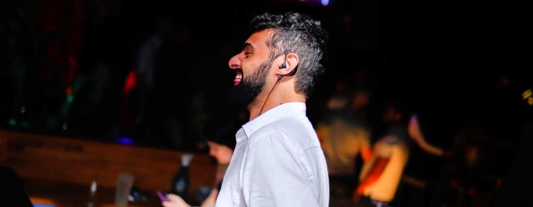 Chef Rafael Madeira sorrindo no salão do NOAH à noite