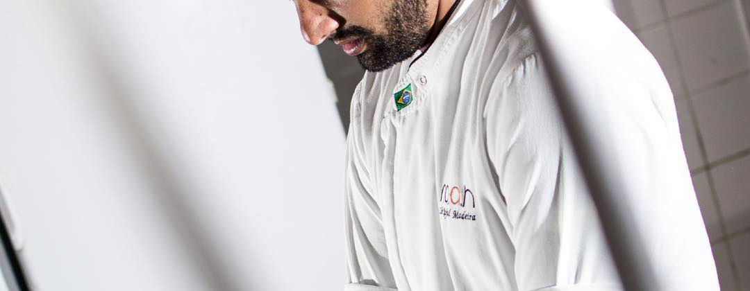 Chef Rafael Madeira de dólmã concentrado na cozinha