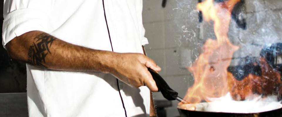 Chef Rafael Madeira flambando na frigideira