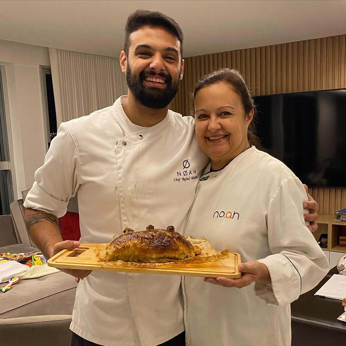 Chef Rafael Madeira com a mãe, sua primeira mestra na cozinha