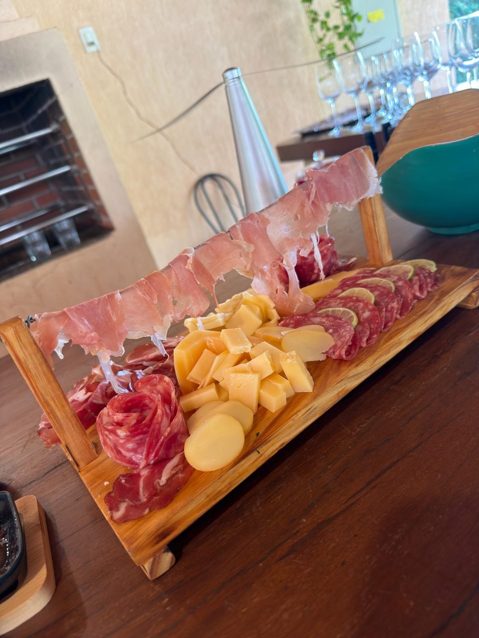 Varal de frios com presunto cru, salame e queijos