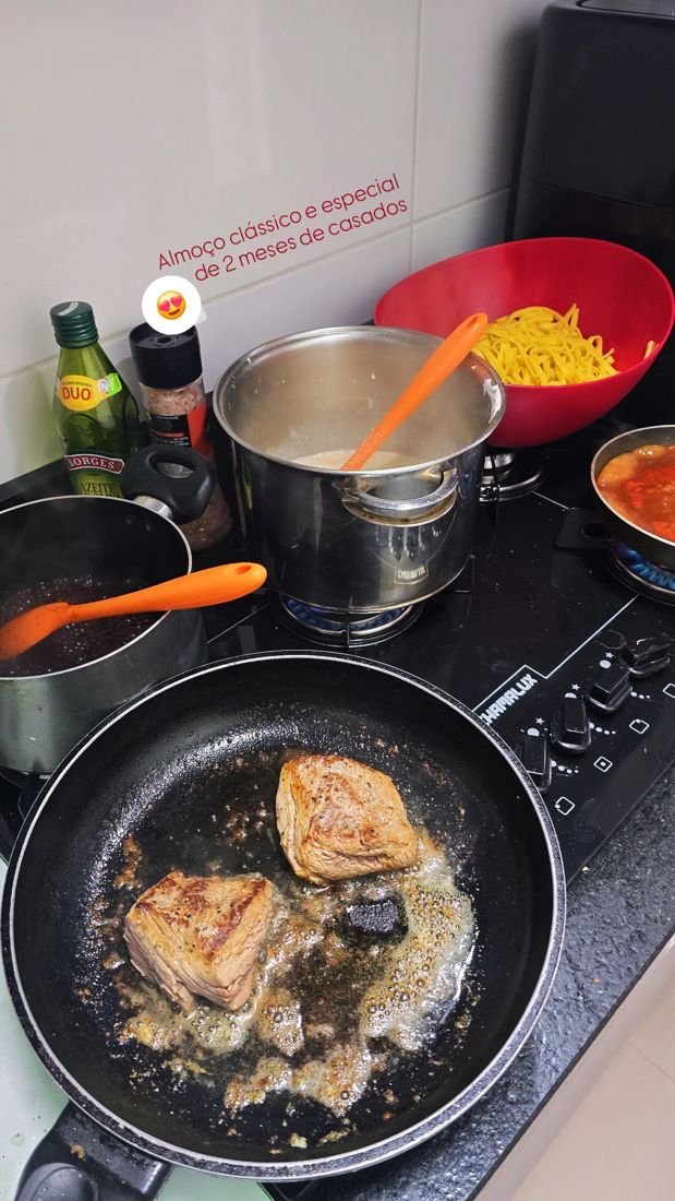 Preparo no fogão da cozinha do cliente