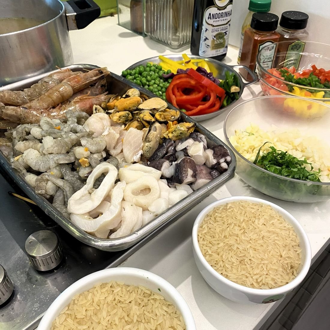 Ingredientes da paella separados na cozinha do cliente