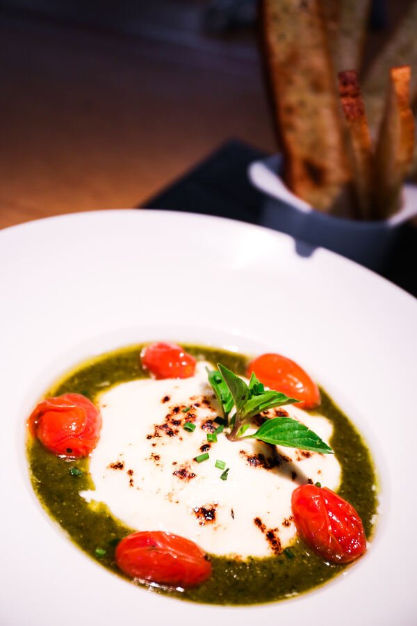 Burrata defumada com tomate confit e balsâmico