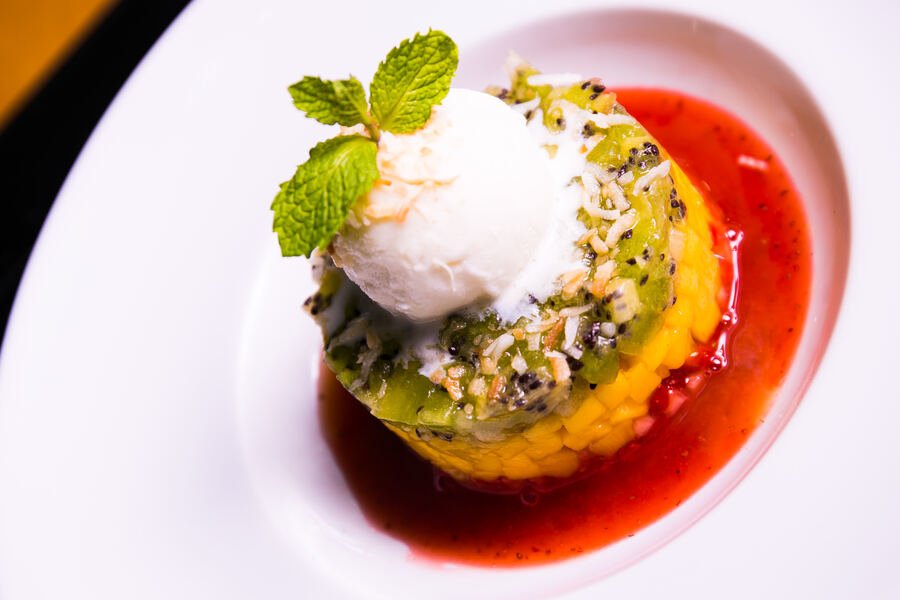 Tartare de frutas com balsâmico e hortelã