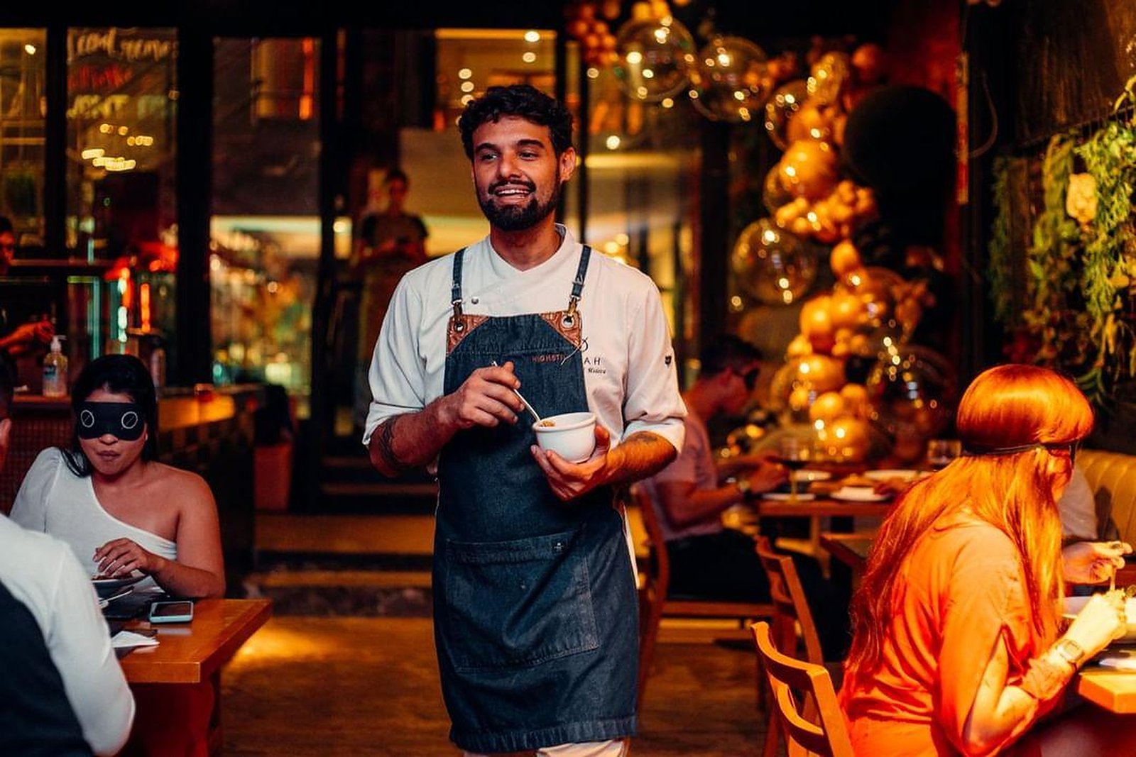 Chef servindo no salão