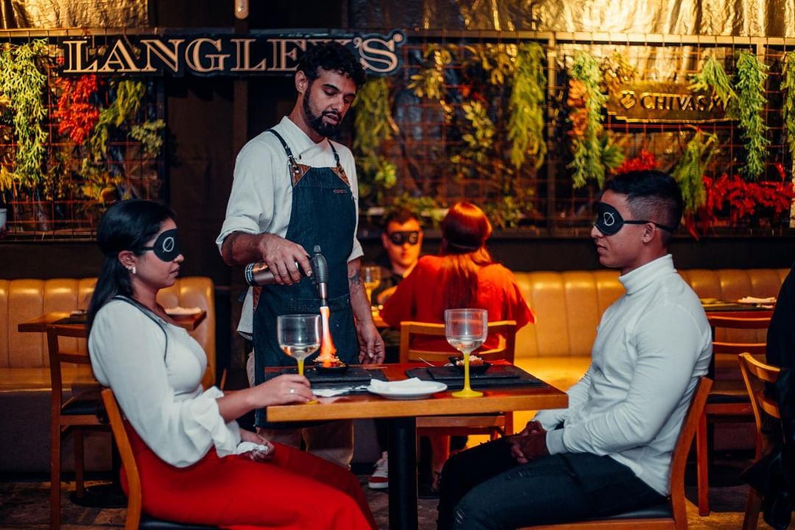 Chef flambando à mesa