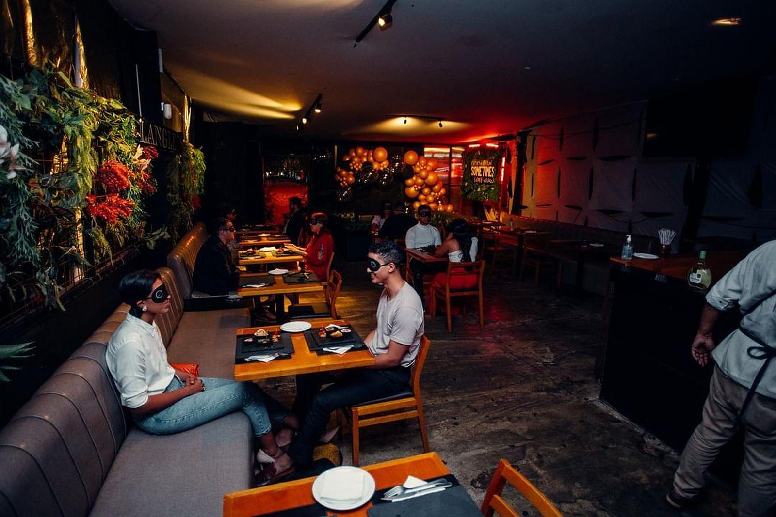 Salão do Jantar às Cegas com convidados vendados