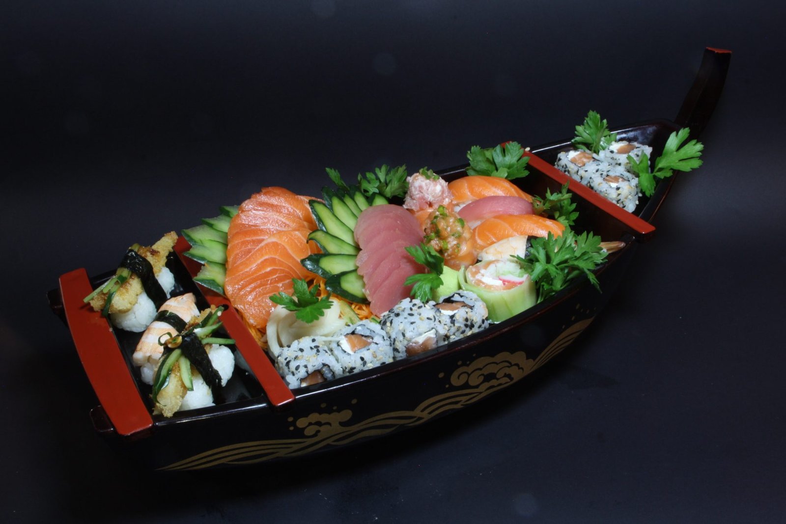Barca de sushi e sashimi com salmão, atum e uramakis