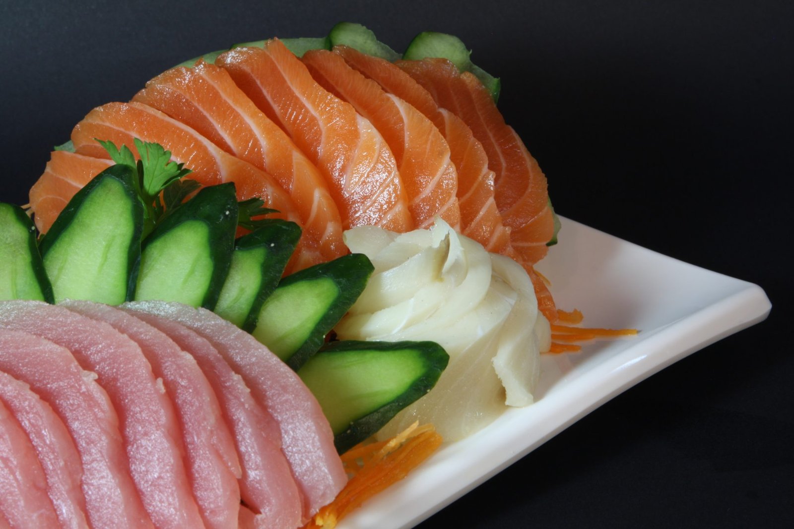 Sashimi de salmão e atum com pepino em leque