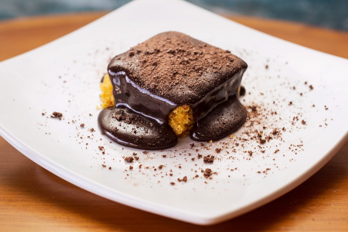 Bolinho de cenoura com calda de chocolate