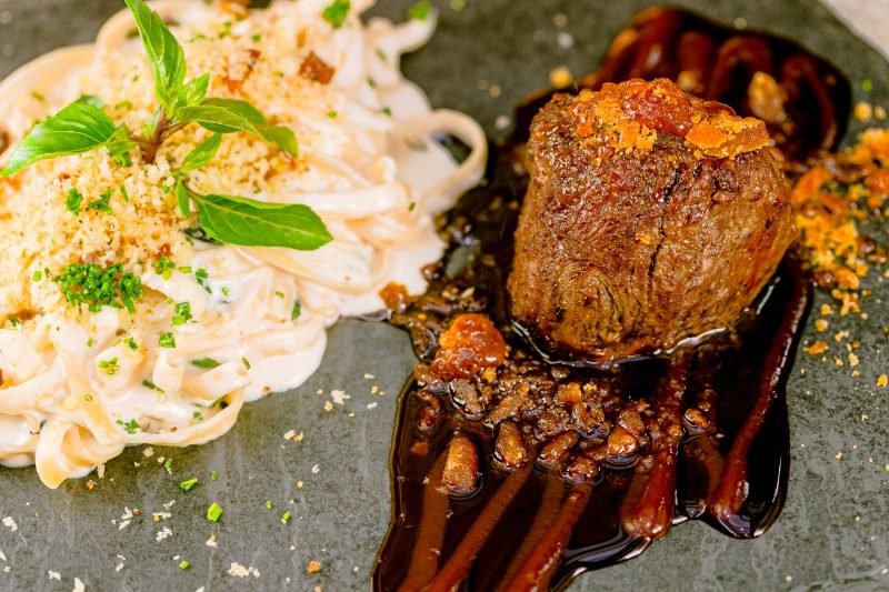 Filé com crosta de rapadura e fettuccine