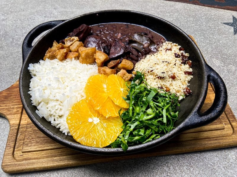 Feijoada servida na panela de ferro