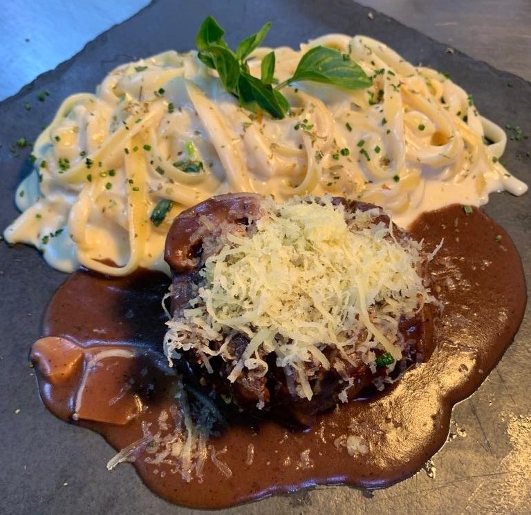 Filé ao molho madeira com fettuccine