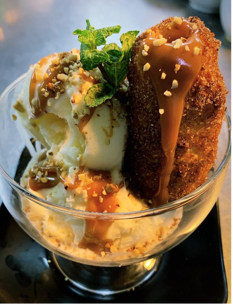 Sundae de churros de banana com doce de leite