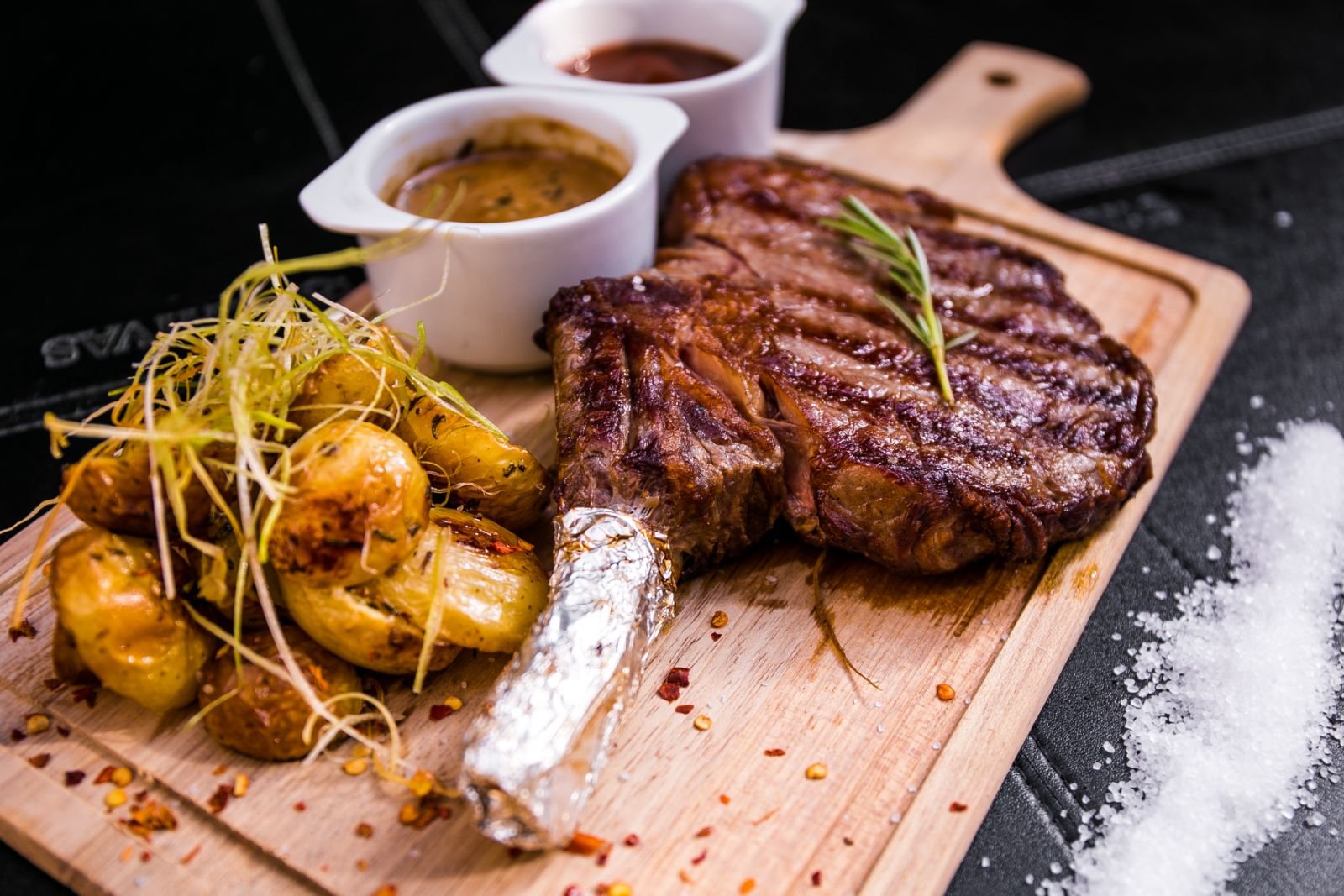 Prime rib na tábua com batatas rústicas