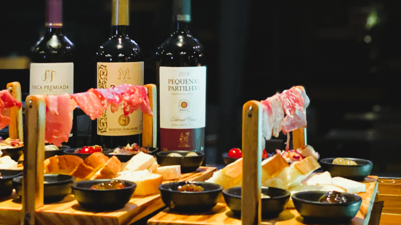 Tábuas de frios e vinhos sul-americanos