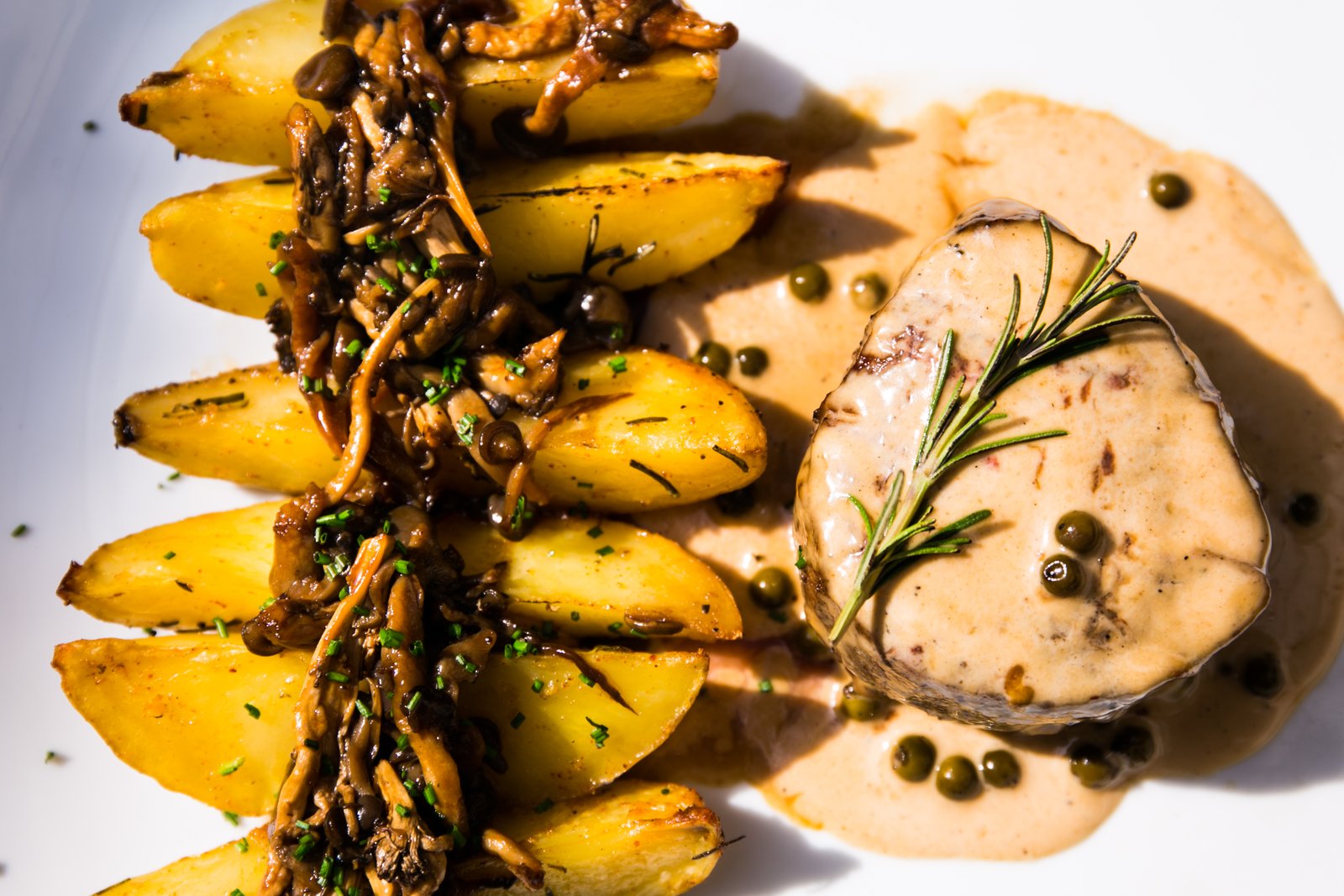 Filet au poivre vert com batatas selvagens